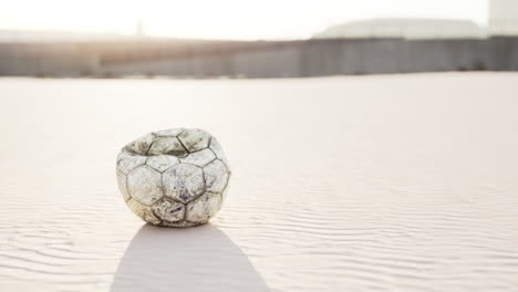 muy vieja pelota de fútbol en el patio de recreo