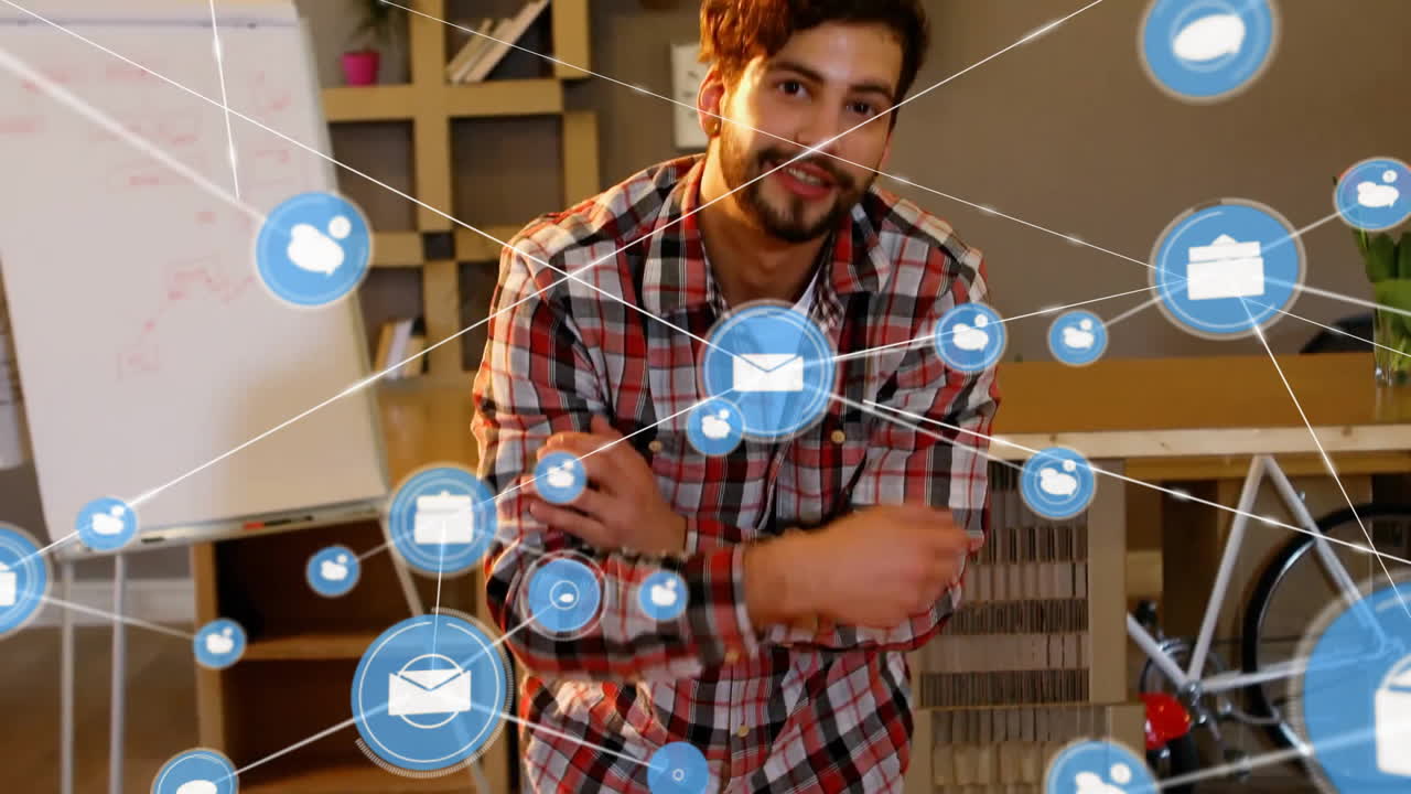 animación de la red de conexiones con iconos de correo electrónico sobre empresario biracial en la oficina
