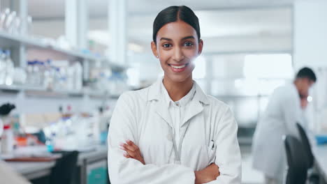 ciencia, brazos cruzados e investigación con la mujer