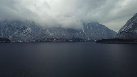 Imágenes-Filmadas-Con-Un-Dron-Sobre-Un-Lago-En-Un-Pueblo-Llamado-Hallstatt-En-Austria-En-Europa