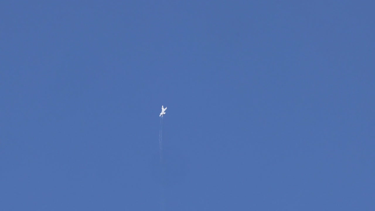 secuencia de aviones que realizan maniobras aéreas