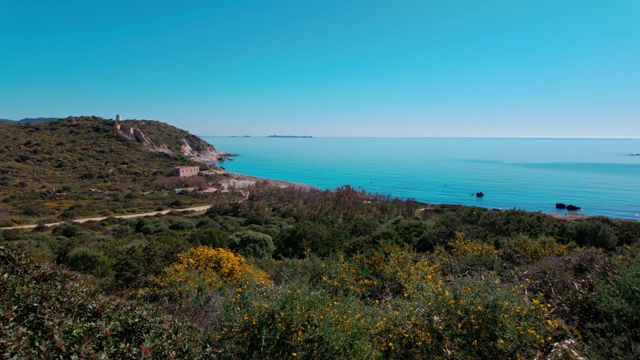 Sardinya, İtalya'daki Capo Carbonara Sahil Şeridi ve Akdeniz'in Panoramik Manzarası