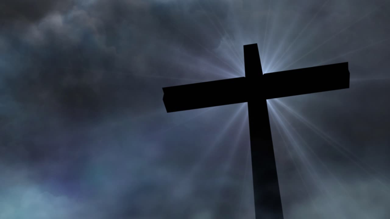 어두운 구름 배경에 반이는 실루 십자가