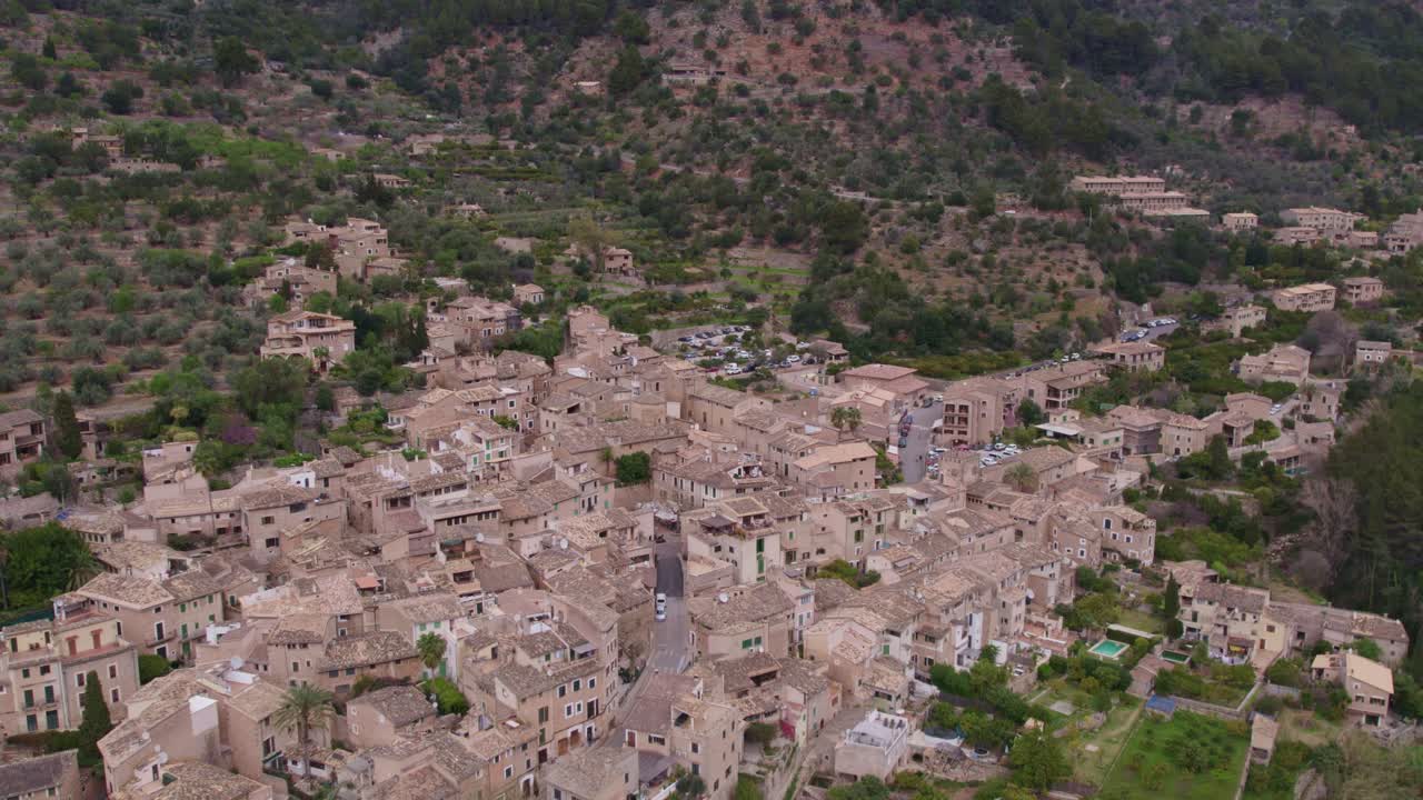 Ampia veduta aerea del villaggio di montagna di Fornalutx nella catena della Serra de Tramuntana, Maiorca.