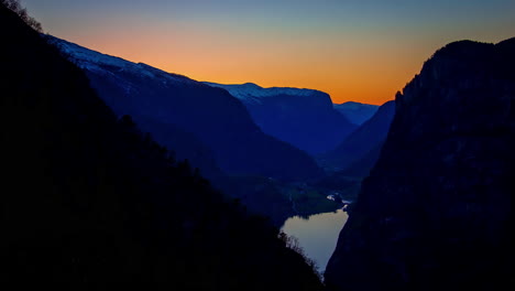 Majestuoso-Resplandor-De-La-Puesta-De-Sol-Sobre-La-Silueta-De-Las-Cadenas-Montañosas,-Lapso-De-Tiempo-De-Fusión