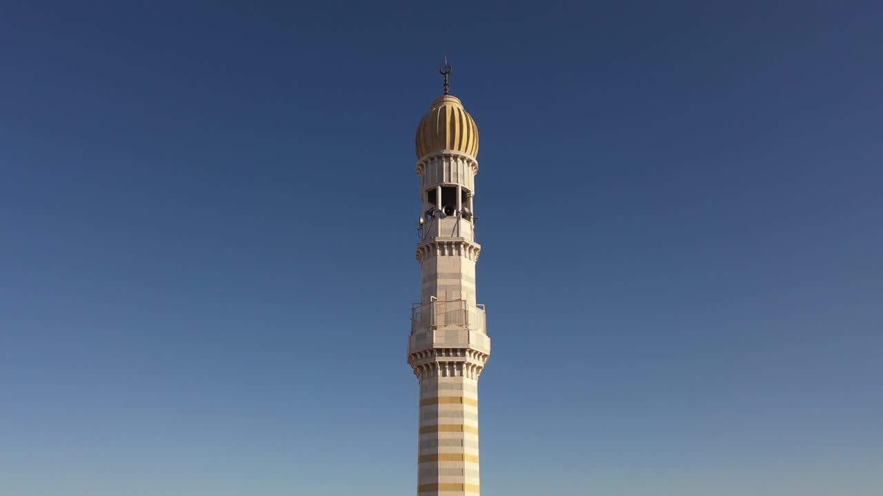 torre de la mezquita en el campamento de refugiados de anata, jerusalén, vista aérea