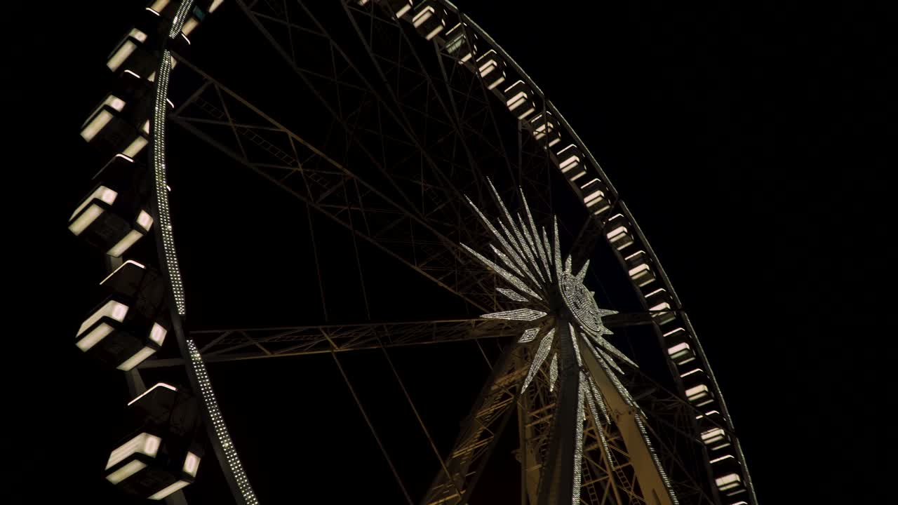 Budapest, Ungheria - Drone che vola sopra una grande ruota panoramica illuminata di notte - Primo piano.