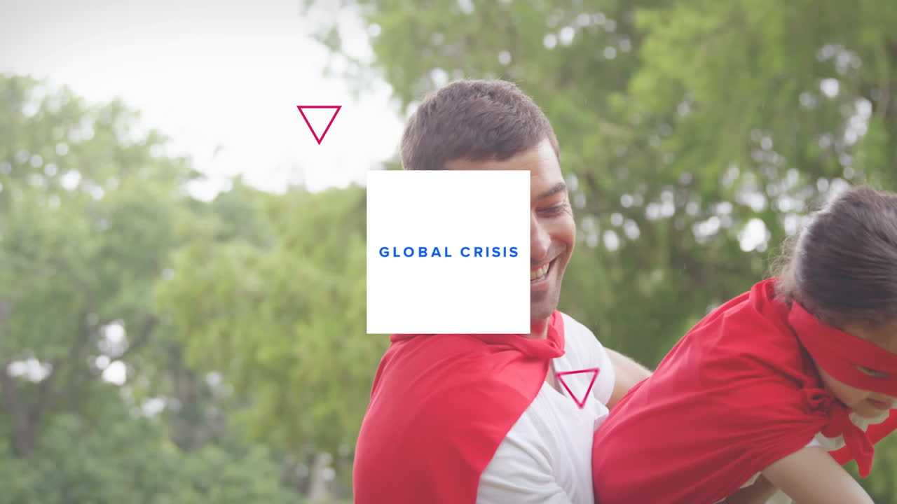 animación de distanciamiento social y mensaje de covid-19 parpadeando sobre niños caucásicos jugando afuera