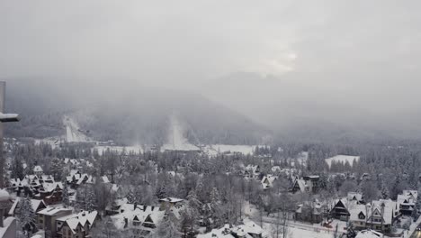 Atemberaubende-Drohnen-Umlaufbahnaufnahme-Um-Das-Zakopane-Kreuz