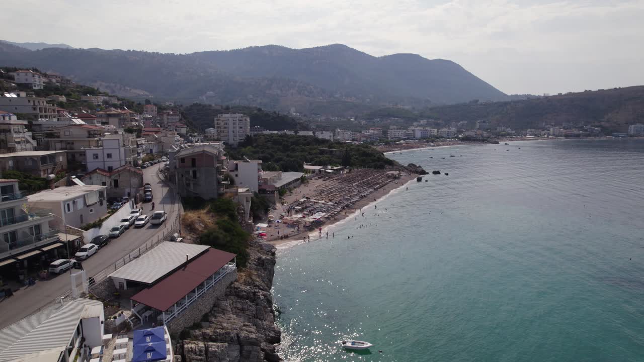 Veduta aerea di Himare, strada costiera dell'Albania, mare cristallino e montagne maestose