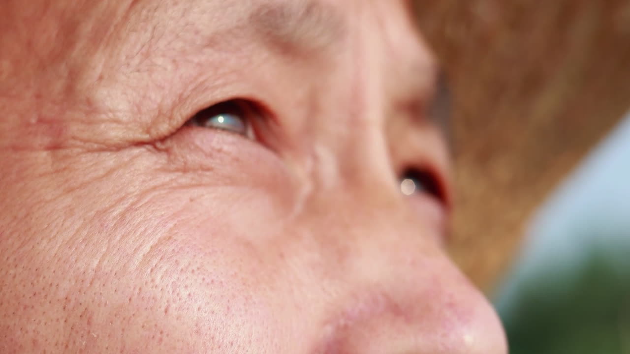 persona con dolor de pie en depresión grave pensando cara expresión desesperada