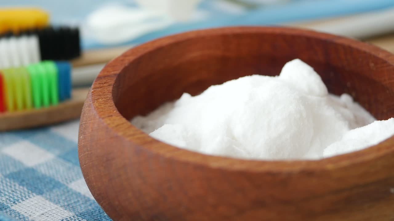 bicarbonato de sodio en un cuenco de madera