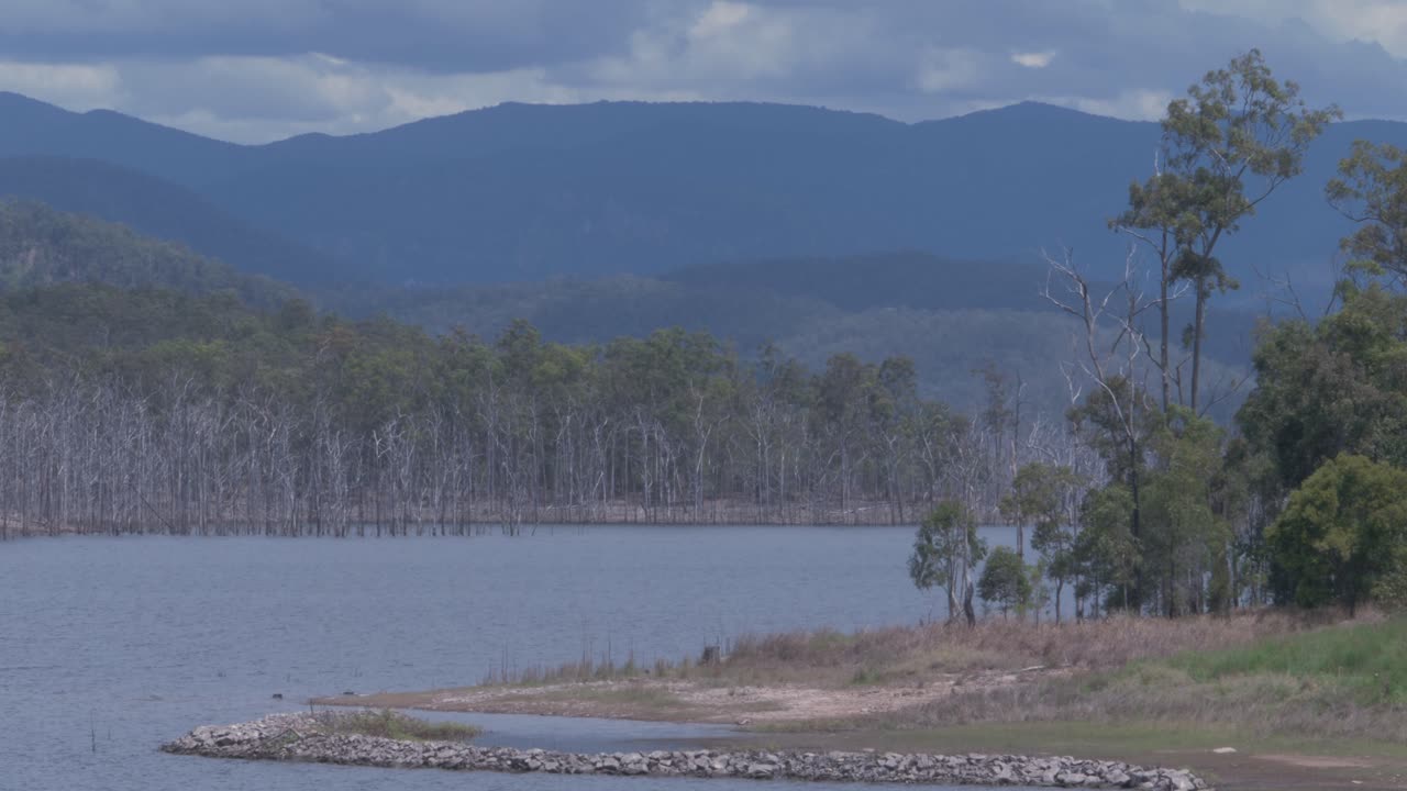 호주 퀸즐랜드의 어드밴스타운 호수 - 힌즈 댐을 통한 골드 코스트 지역의 물 공급을 위한 저수조 - 정적 샷