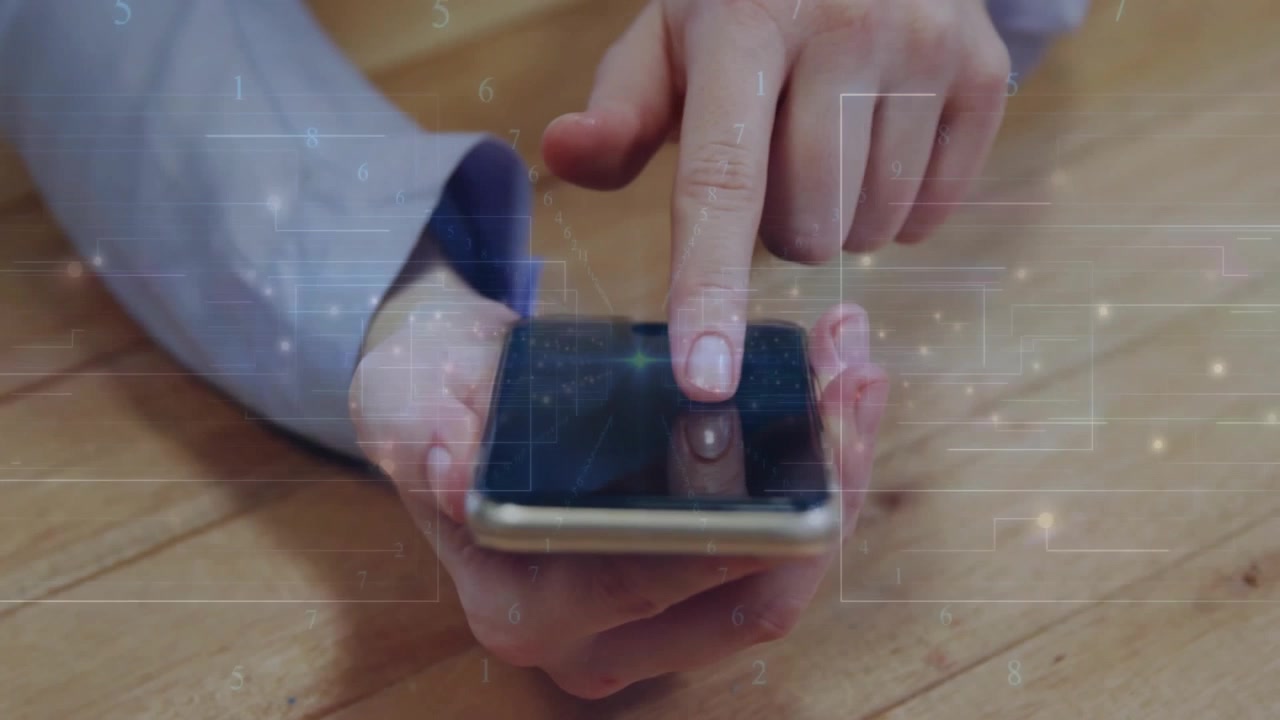 Mano sosteniendo un smartphone sobre un escritorio mientras un dedo toca y desliza, demostrando una superposición digital.