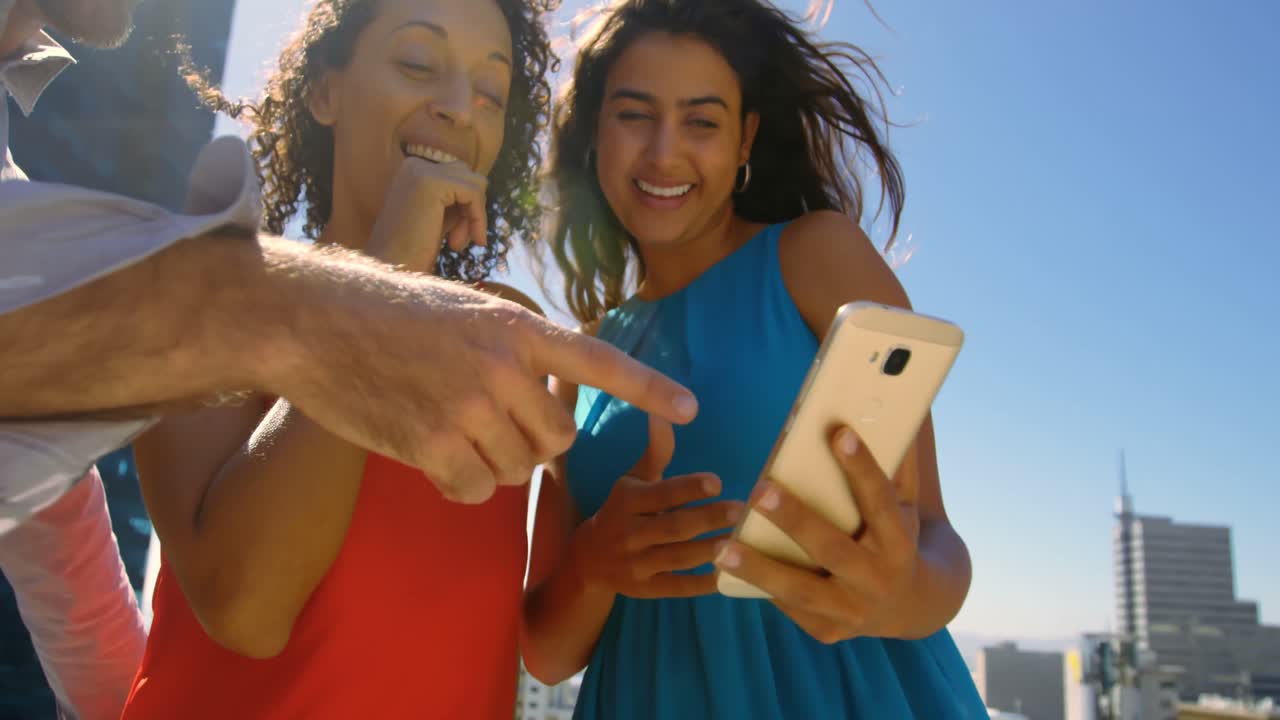 compañeros de trabajo que usan teléfonos móviles en oficinas 4k