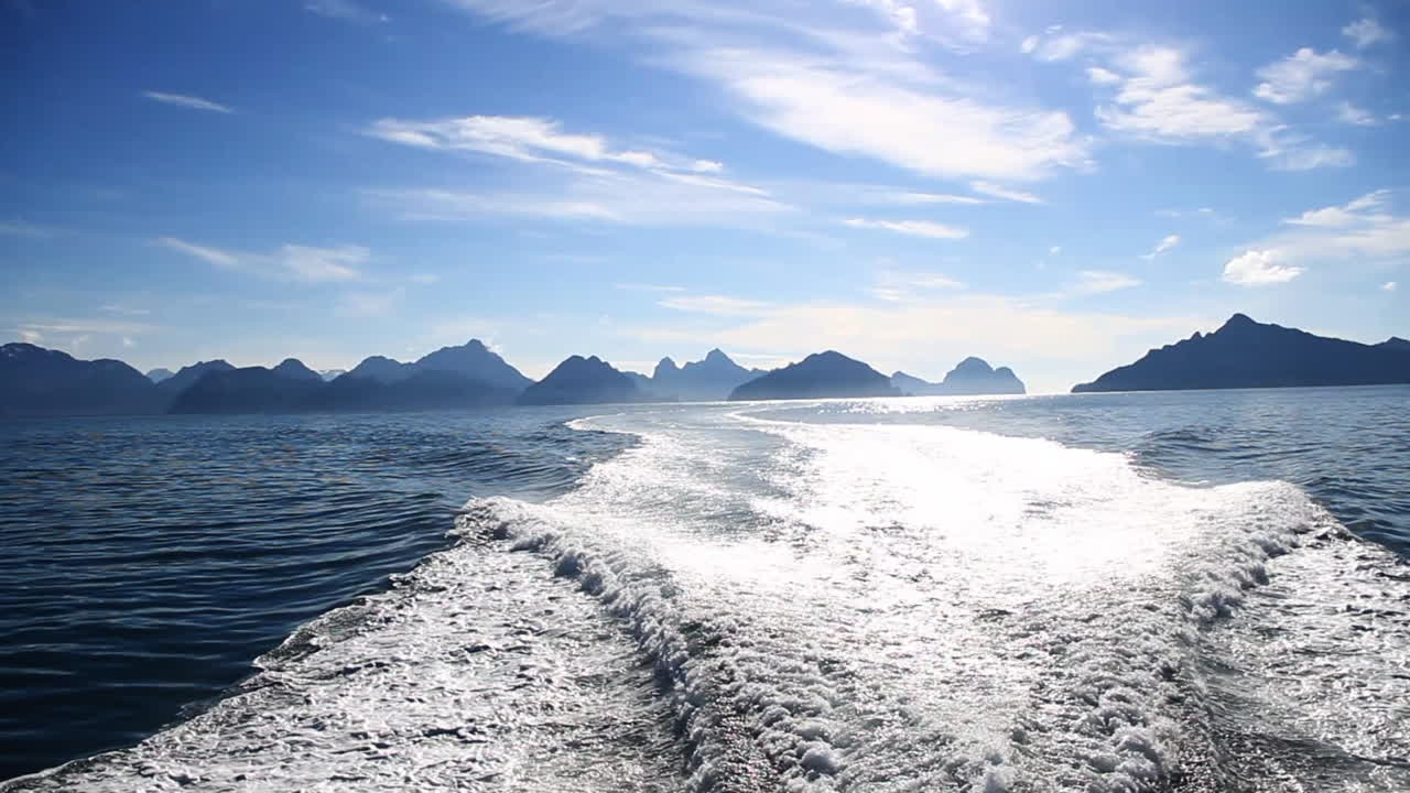 웨이크 파도는 바다에서 보트 뒤에 형성