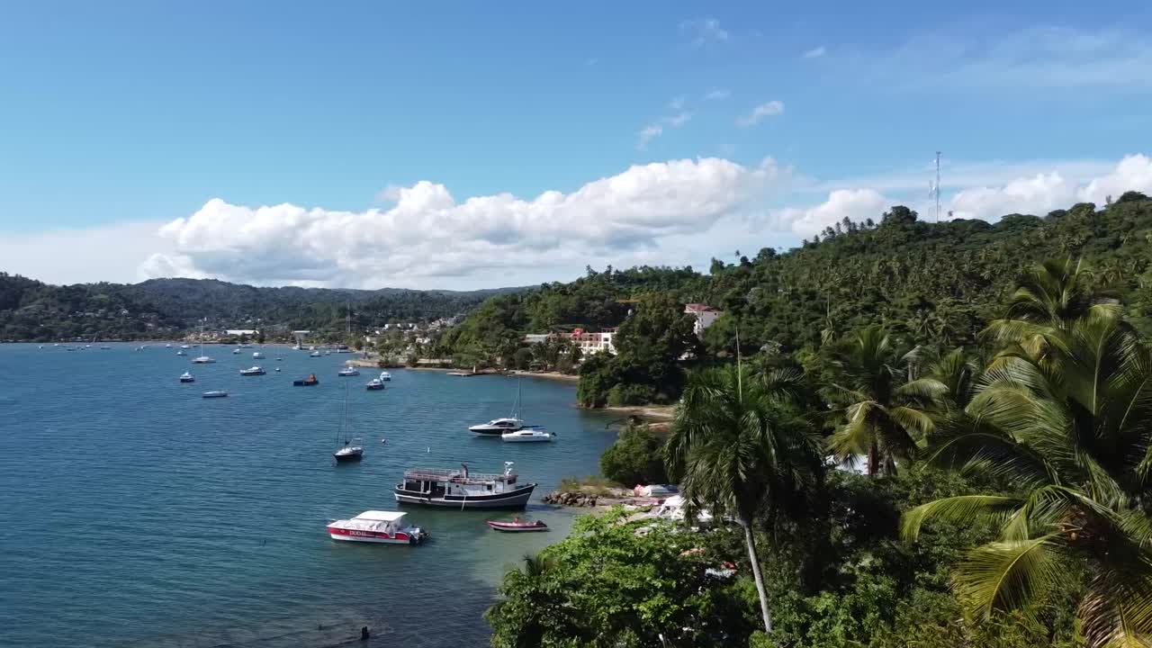 vista aérea de playa tropical, bahía con botes y paisaje montañoso, península de samaná, república dominicana