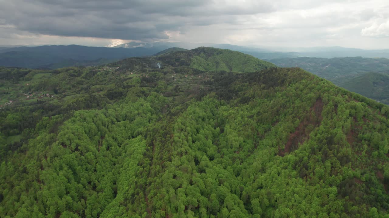 montañas y bosques y cielo dramático en bosnia, cerca de zavidovici