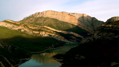 Vista-Con-Poca-Luz-De-La-Puesta-Del-Sol,-Valle-En-Cataluña,-España-Vista-De-La-Montaña,-Flujo-Del-Río-Solo-La-Montaña-De-Cataluña