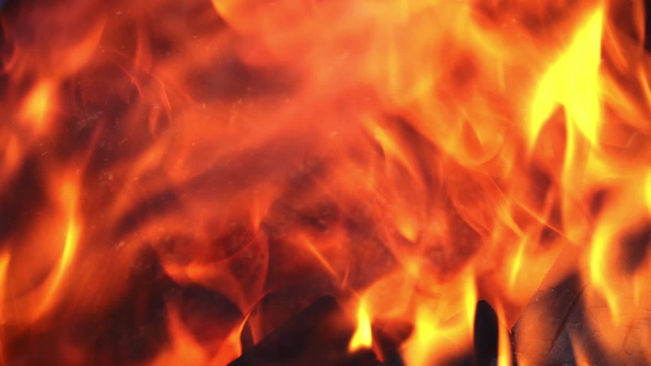 cierre el fuego del fuego de leña en una habitación oscura como fondo