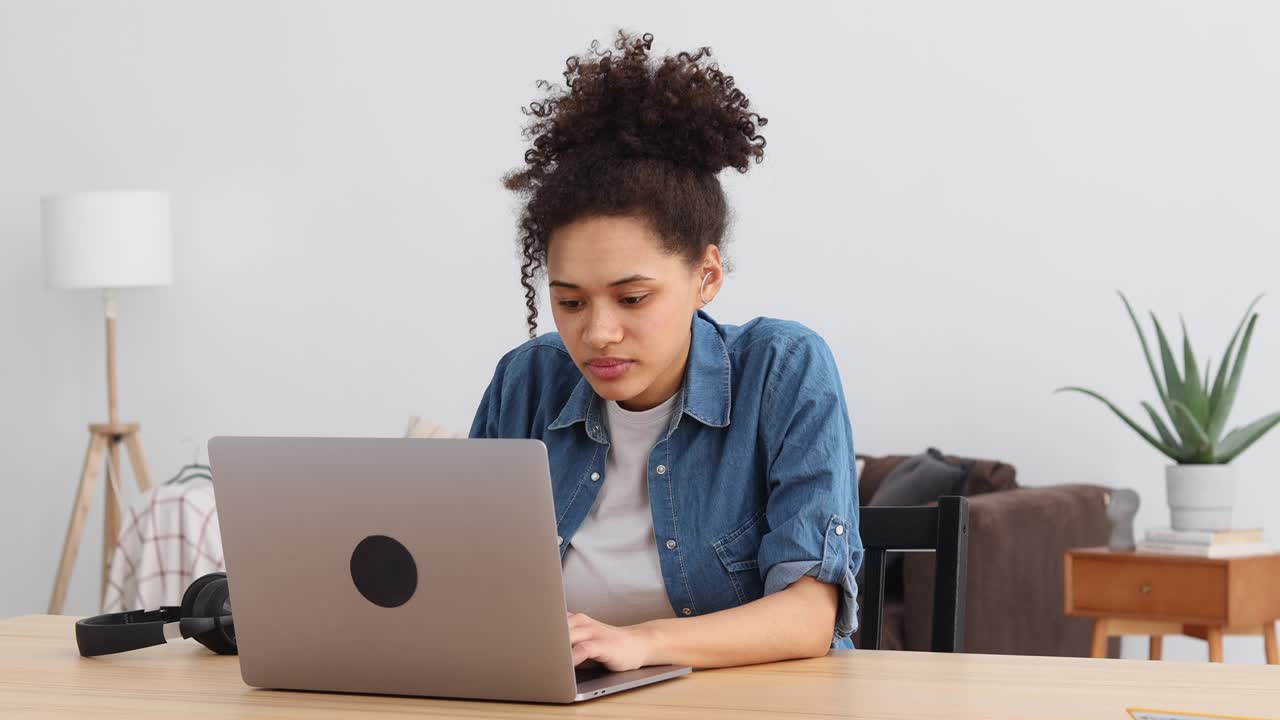 feliz emocionada mujer afroamericana freelancer o empresario celebración del éxito mirando pantalla digital computadora portátil sentado en casa o oficina moderna retrato joven mujer de ganadores de lotería en línea de gran alegría