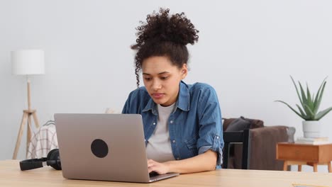 feliz emocionada mujer afroamericana freelancer o empresario celebración del éxito mirando pantalla digital computadora portátil sentado en casa o oficina moderna retrato joven mujer de ganadores de lotería en línea de gran alegría