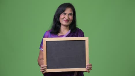 mujer india hermosa madura mostrando la pizarra
