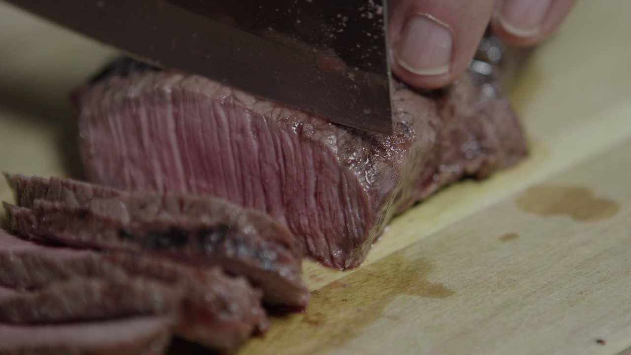carne asada, cortada por un chef en madera