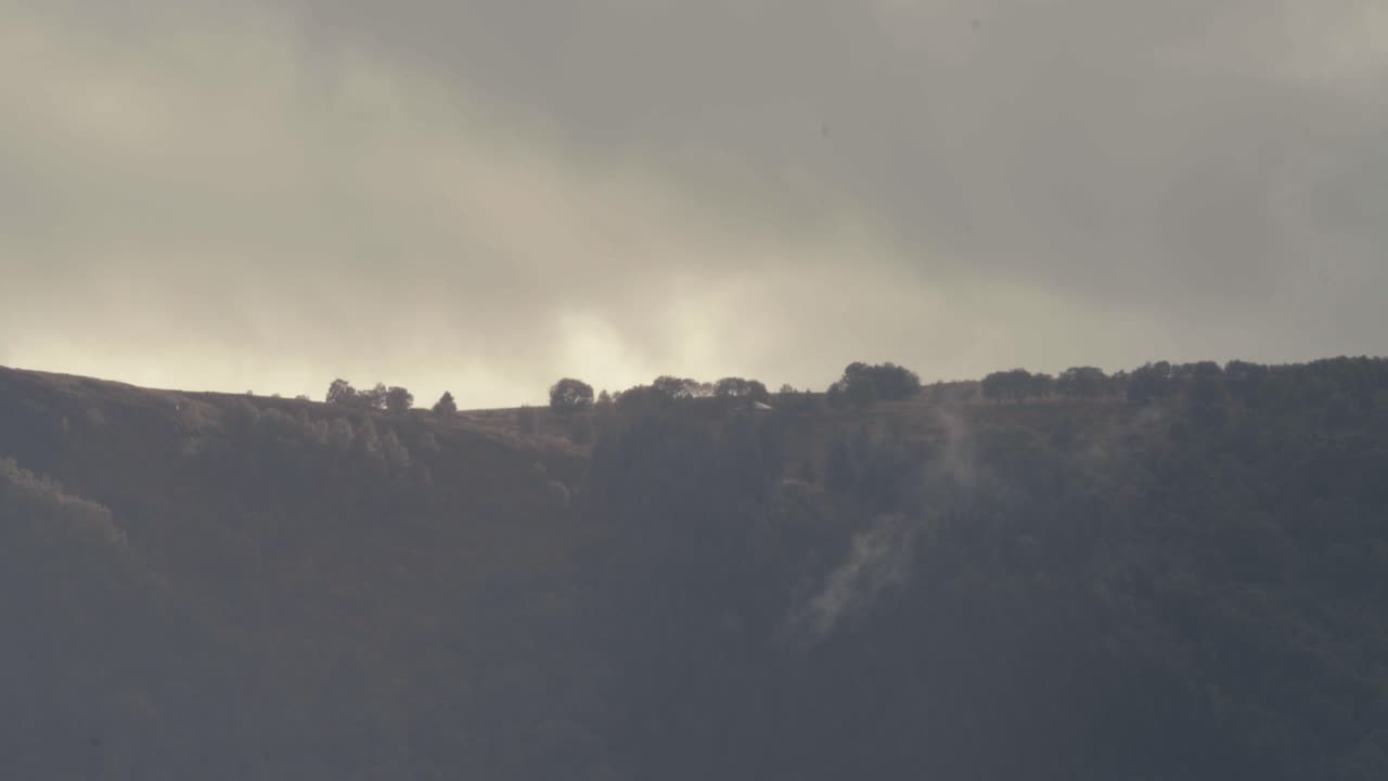 dovre, innlandet county, norway의 산 정상에 두껍고 어두운 구름