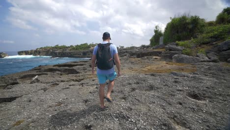 turista caminando por la costa de bali