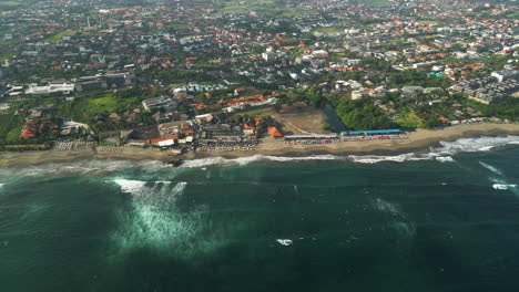 vuelo aéreo sobre la playa de batu bolong, lugar de surf, bali