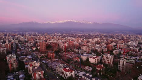 langzame dolly boven het providencia district met de andes bergen bedekt met sneeuw