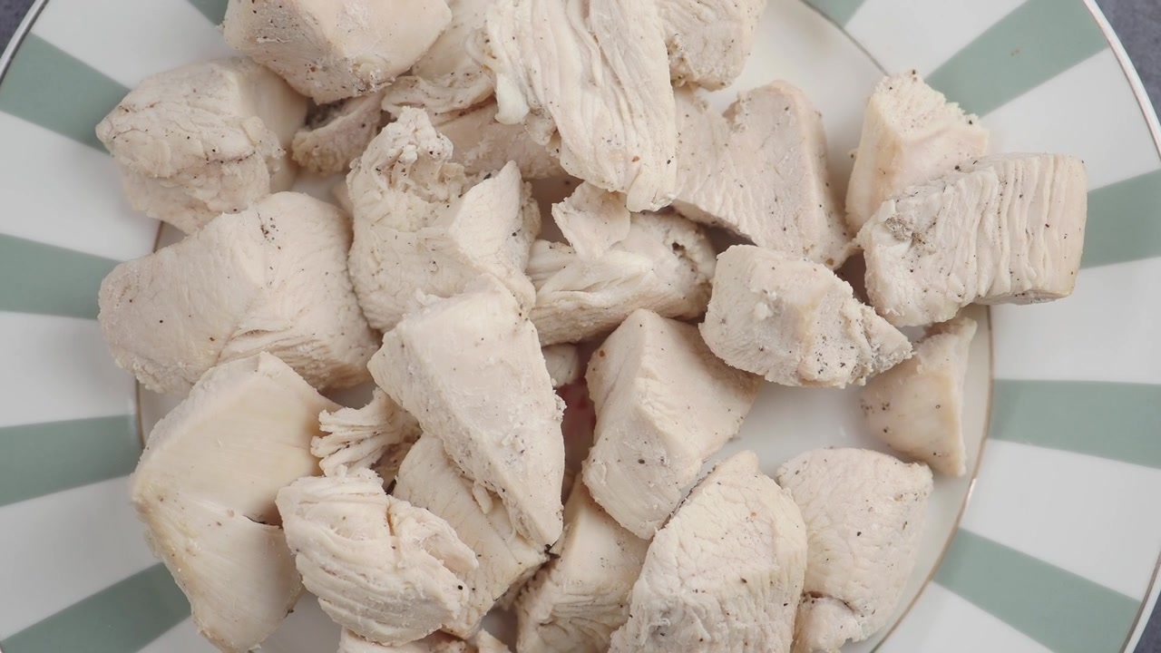 Pollo a cubetti cotto su un piatto