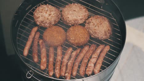 Vista-De-Arriba-Hacia-Abajo-De-Hamburguesas-Y-Salchichas-A-La-Parrilla-Al-Aire-Libre