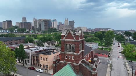 iglesia con el horizonte de la ciudad de kansas en el fondo