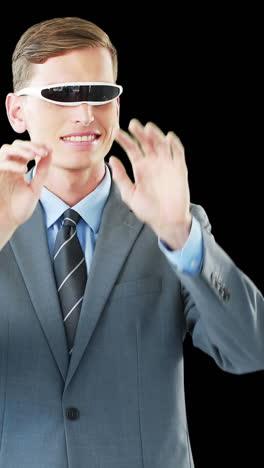 hombre de negocios con gafas de video virtuales usando una pantalla digital