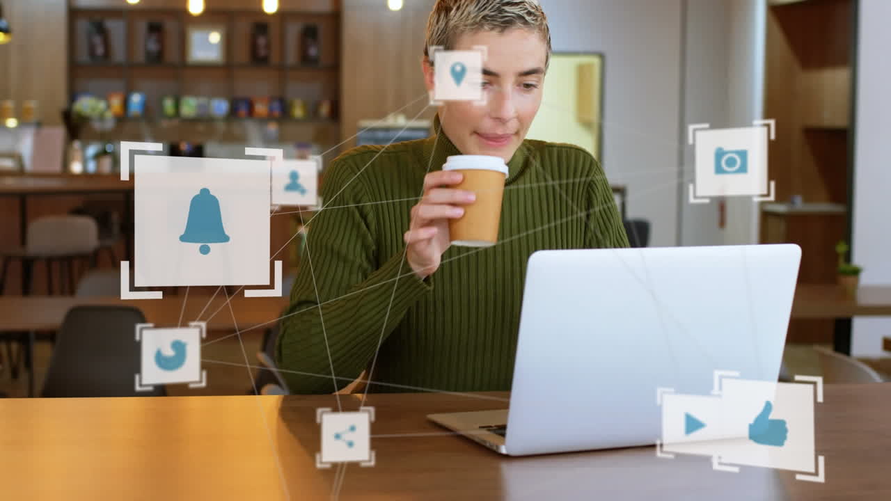 сеть икон соединений против женщины, использующей ноутбук