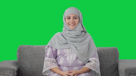 mujer musulmana feliz sonriendo a la cámara pantalla verde