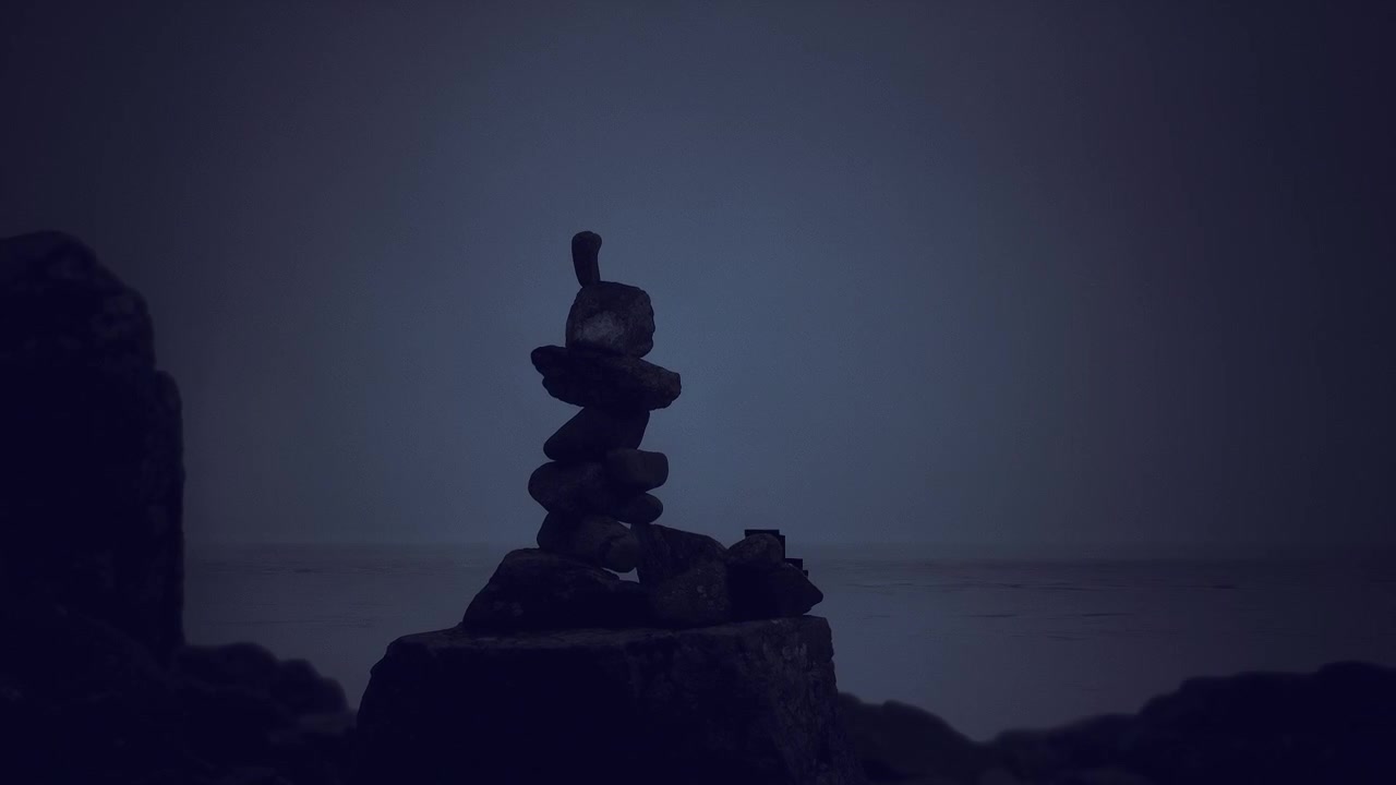 Tranquillo ambiente marino con un cairn costruito e un orizzonte blu che sfuma.