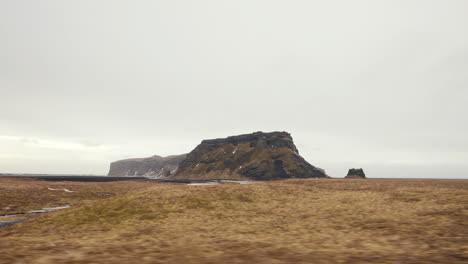 Conducir-En-El-Desierto-De-Islandia,-Rocas-Volcánicas-Y-Tierras-Húmedas-En-Un-Día-Nublado,-Punto-De-Vista-Del-Pasajero-Del-Asiento-Derecho