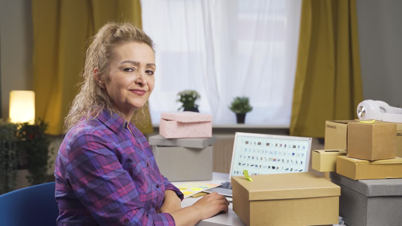 emprendedor de comercio electrónico sonriendo a la cámara.
