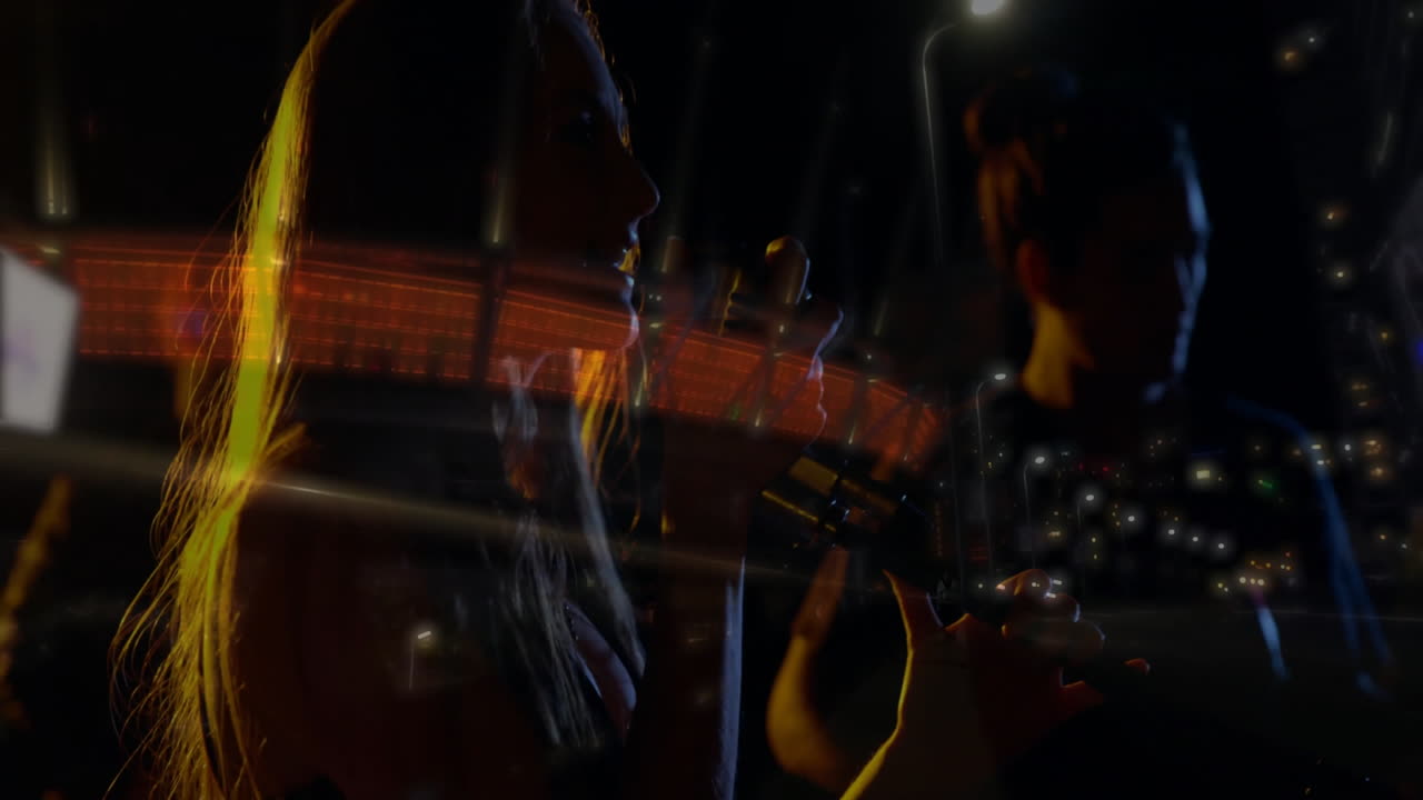 Duo di cantante e chitarrista che si esibisce sotto luci calde, mostrando barre sonore animate per pubblicità musicali.