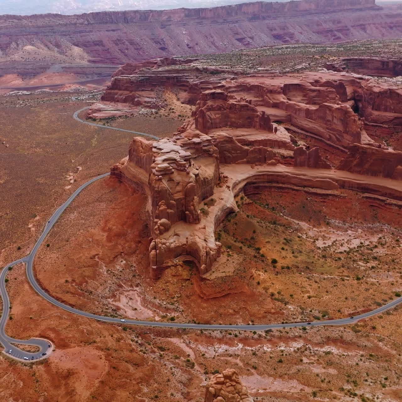 Vista panoramica dei pittoreschi canyon rossi nello Utah, USA. Paesaggio desertico con imponenti canyon e valli senza vegetazione. Vista dall'alto