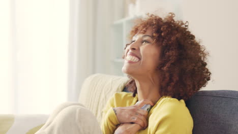mujer conmocionada y emocionada gritando