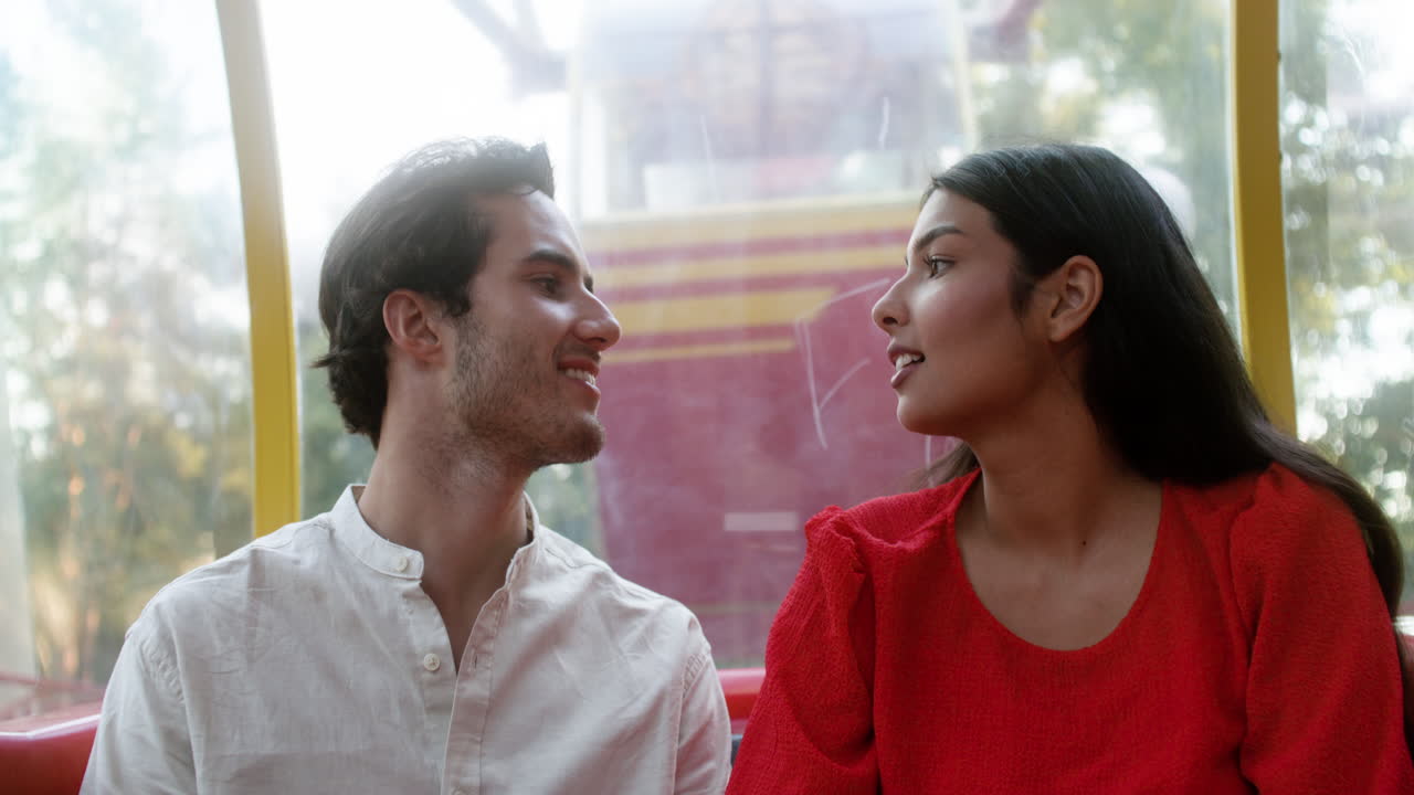 사랑에 빠진 커플이 이야기하고 있습니다.