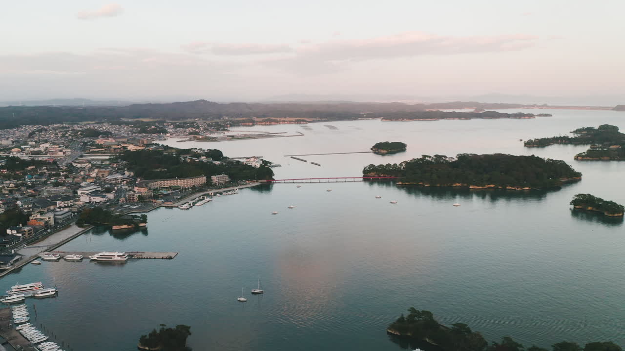 해질녘 일본 미야기에 있는 후쿠우라바시 다리가 있는 마쓰시마 만