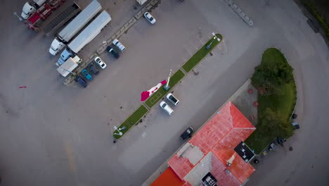 dron volando sobre una parada de camiones al lado de una autopista ocupada