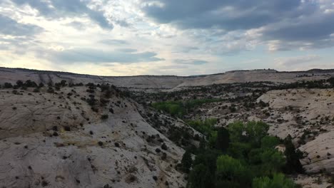 valle en la gran escalera en el monumento nacional escalante, utah, ee.uu. - toma aérea de drones