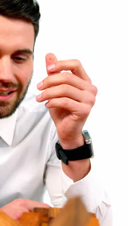hombre de negocios jugando con bloques de construcción