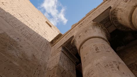 tallados jeroglíficos en los pilares de medinet habu, luxor
